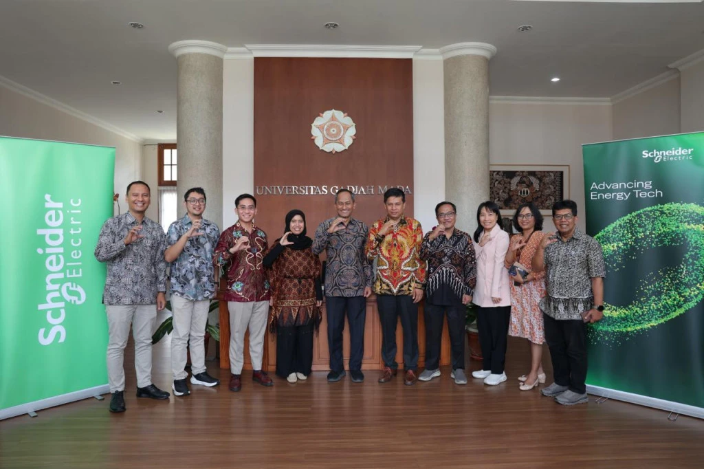Schneider Indonesia Hibahkan Panel Listrik untuk Dukung Pengembangan Fasilitas FT UGM